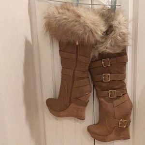 Colin Stuart Tan platform Fur trim size 7